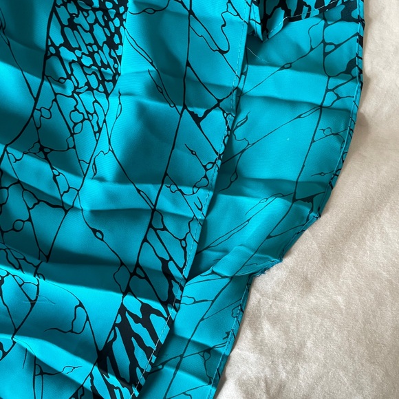 Vintage Pleated Sheer Midi Skirt with Illustrative Pattern - Picture 4 of 4